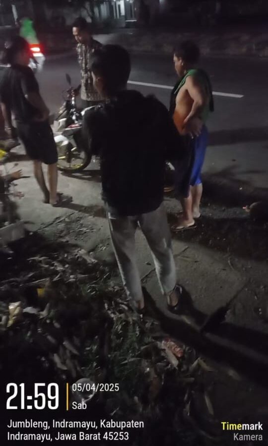 Doc. Warga memberikan pertolongan kepada pengendara sepeda motor yang mengalami kecelakaan tunggal di Jalan Jumbleng, Kecamatan Losarang, Kabupaten Indramayu, Jawa Barat, Sabtu (5/4/2025) malam sekitar pukul 21.59 WIB. Kecelakaan diduga terjadi akibat pengendara mengantuk saat berkendara dalam arus balik menuju Jakarta. (Foto Dokumentasi: Moh. Ismail).