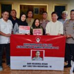 Doc. Keluarga besar Alumni Seba Polri Angkatan 1993/1994 Nusantara menyerahkan secara simbolis dana tali asih sebesar Rp140 juta kepada istri dan anak almarhum AKP Anumerta Lusianto. Kegiatan berlangsung di halaman rumah duka, disaksikan oleh rekan sejawat serta tokoh masyarakat setempat, Rabu (9/4/2025). (Foto Dokumentasi: Moh. Ismail).