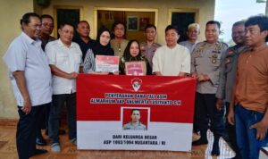 Doc. Keluarga besar Alumni Seba Polri Angkatan 1993/1994 Nusantara menyerahkan secara simbolis dana tali asih sebesar Rp140 juta kepada istri dan anak almarhum AKP Anumerta Lusianto. Kegiatan berlangsung di halaman rumah duka, disaksikan oleh rekan sejawat serta tokoh masyarakat setempat, Rabu (9/4/2025). (Foto Dokumentasi: Moh. Ismail).
