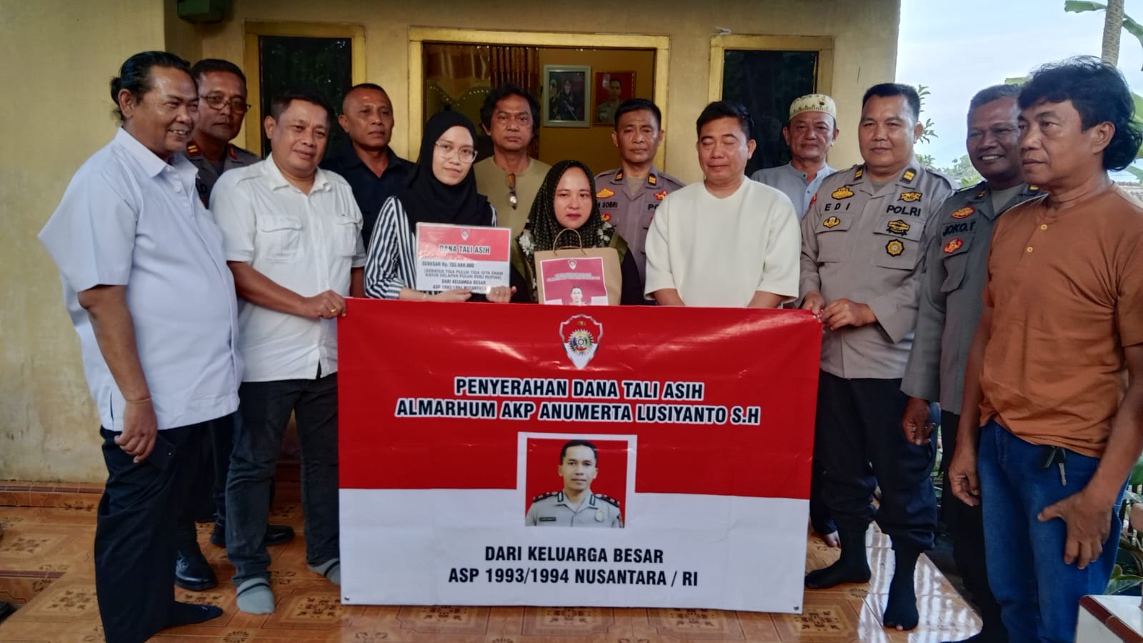 Doc. Keluarga besar Alumni Seba Polri Angkatan 1993/1994 Nusantara menyerahkan secara simbolis dana tali asih sebesar Rp140 juta kepada istri dan anak almarhum AKP Anumerta Lusianto. Kegiatan berlangsung di halaman rumah duka, disaksikan oleh rekan sejawat serta tokoh masyarakat setempat, Rabu (9/4/2025). (Foto Dokumentasi: Moh. Ismail).