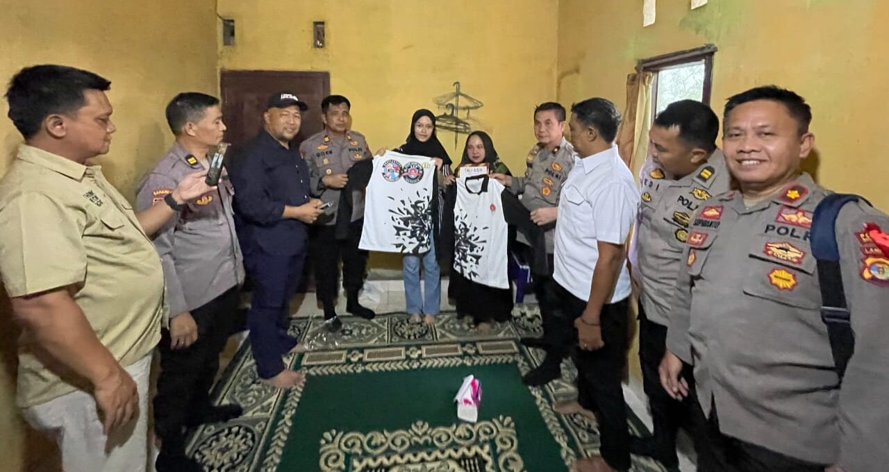 Doc. Perwakilan Alumni Seba Polri Angkatan 1993/1994 Nusantara saat menyerahkan cinderamata kepada keluarga almarhum AKP Anumerta Lusianto di kediaman duka, Kelurahan Pajaresuk, Pringsewu, Lampung. Penyerahan dilakukan sebagai bentuk silaturahmi dan kepedulian atas gugurnya almarhum dalam tugas. (Foto Dokumentasi: Moh. Ismail).