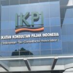 Doc. Tampak bagian depan gedung Ikatan Konsultan Pajak Indonesia (IKPI) yang menjadi asosiasi resmi para konsultan pajak di Indonesia. Dalam forum sosialisasi bersama PPPK Kemenkeu, IKPI turut memberikan dukungan atas kebijakan pelaporan bulanan konsultan pajak yang mulai diterapkan pada tahun 2026. (Sumber Foto Dokumentasi: Eko Wahyu - Screenshot dari laman resmi ikpi.or.id).
