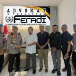 Doc. Kabid Propam Polda Bali, Kombes Pol I Ketut Agus Kusmayadi, S.I.K., S.H., saat menerima dokumen laporan dari Wakil Ketua Umum FERADI WPI, Gita Kusuma Mega Putra, A.Md., C.PFW, didampingi jajaran tim FERADI WPI dan personel Bid Propam Polda Bali, dalam kunjungan penanganan pengaduan masyarakat (Dumas) di Kantor FERADI WPI & GWI, Denpasar, Rabu (16/4/2025). (Foto Dokumentasi: Gita).