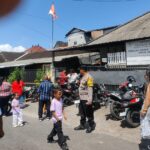 Doc. Petugas Bhabinkamtibmas Desa Padang Sambian Kaja melakukan pengamanan saat umat Kristiani melaksanakan ibadah Paskah di lingkungan Sekretariat Yayasan Efata Bali, Denpasar, Minggu (20/4/2025). Pengamanan dilakukan untuk memastikan kegiatan ibadah berlangsung aman dan tertib. (Foto Dokumentasi: Witanto).