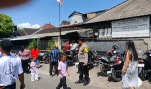 Doc. Petugas Bhabinkamtibmas Desa Padang Sambian Kaja melakukan pengamanan saat umat Kristiani melaksanakan ibadah Paskah di lingkungan Sekretariat Yayasan Efata Bali, Denpasar, Minggu (20/4/2025). Pengamanan dilakukan untuk memastikan kegiatan ibadah berlangsung aman dan tertib. (Foto Dokumentasi: Witanto).