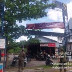 Doc. Petugas Satpol PP Kabupaten Banyuwangi menurunkan spanduk bertema antikorupsi yang dipasang oleh PUSKAPTIS di kawasan Jalan Piere Tendean, Karangrejo, Banyuwangi, Jawa Timur, Selasa (22/4/2025). Spanduk tersebut berisi ajakan moral untuk menolak praktik penyalahgunaan anggaran. Penurunan spanduk ini menuai kritik dari PUSKAPTIS yang menilai tindakan tersebut sebagai pembatasan ruang ekspresi publik. (Foto Dokumentasi: Ari).