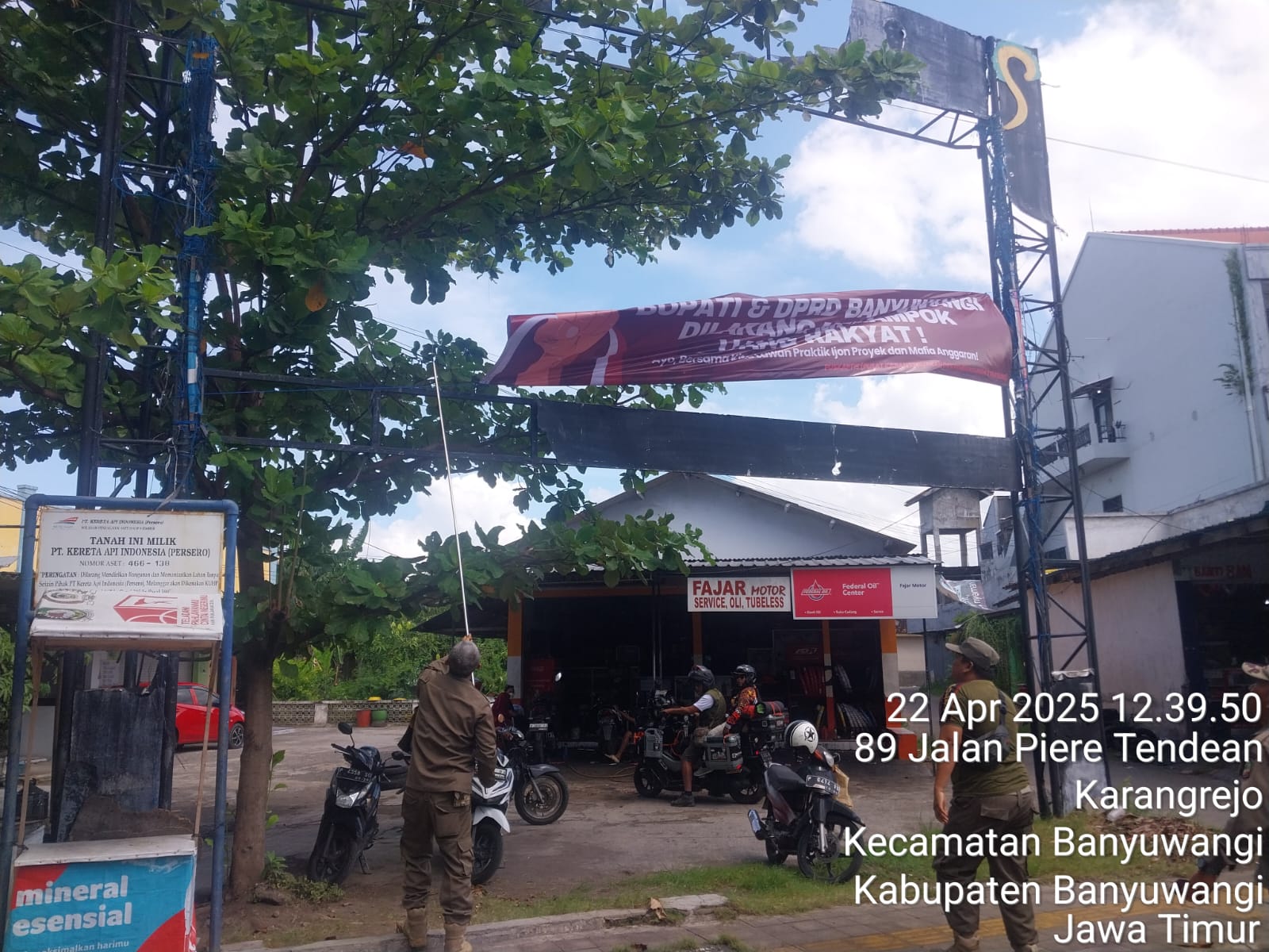 Doc. Petugas Satpol PP Kabupaten Banyuwangi menurunkan spanduk bertema antikorupsi yang dipasang oleh PUSKAPTIS di kawasan Jalan Piere Tendean, Karangrejo, Banyuwangi, Jawa Timur, Selasa (22/4/2025). Spanduk tersebut berisi ajakan moral untuk menolak praktik penyalahgunaan anggaran. Penurunan spanduk ini menuai kritik dari PUSKAPTIS yang menilai tindakan tersebut sebagai pembatasan ruang ekspresi publik. (Foto Dokumentasi: Ari).