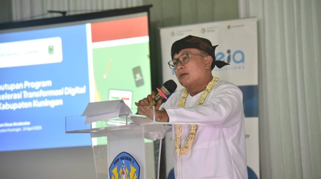 Doc. Bupati Kuningan H. Dian Rachmat Yanuar, M.Si., menyampaikan sambutan dalam acara penutupan Program Sekolah Rujukan Google, menegaskan pentingnya transformasi digital di dunia pendidikan. (Sumber Foto Dokumentasi: SANGAJINEWS.COM).