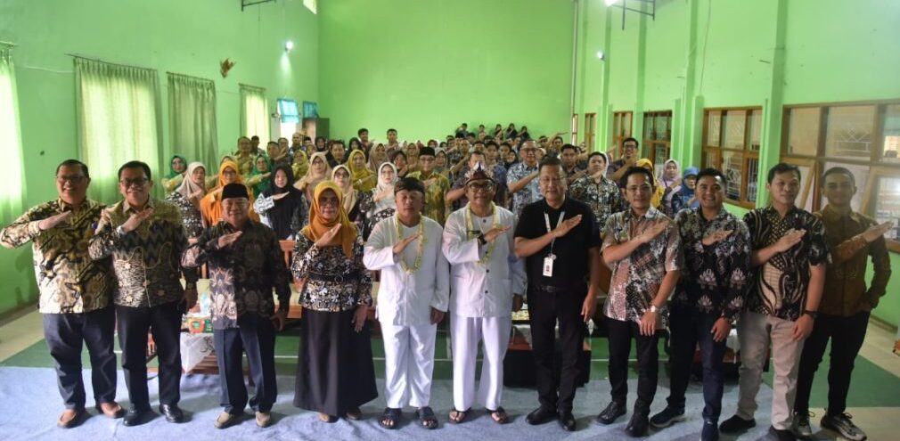 Doc. Para kepala sekolah, guru, dan pejabat Disdikbud Kabupaten Kuningan bersama Bupati Kuningan H. Dian Rachmat Yanuar, M.Si., berfoto bersama usai seremoni penutupan Program Akselerasi Transformasi Digital di SMPN 1 Jalaksana, Kamis (24/4/2025). (Sumber Foto Dokumentasi: SANGAJINEWS.COM).