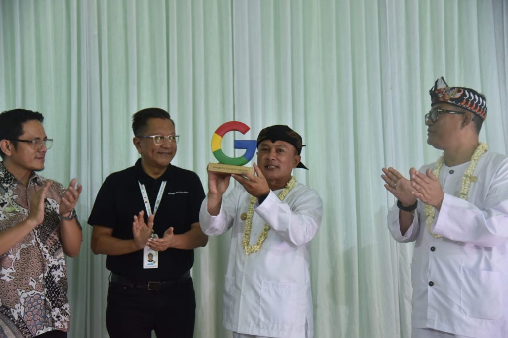 Doc. Simbol apresiasi: Bupati Kuningan menerima penghargaan dari Google for Education yang diserahkan dalam seremoni penutupan program sebagai bentuk komitmen digitalisasi pendidikan di daerah. (Sumber Foto Dokumentasi: SANGAJINEWS.COM).