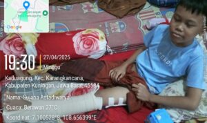 Doc. Arief Ripai (12), bocah asal Desa Kaduagung, Kecamatan Karangkancana, Kabupaten Kuningan, beristirahat di rumahnya sambil menjalani pemulihan akibat Tuberkulosis Tulang (TB Tulang), Minggu (27/4/2025) malam. Kondisi ekonomi keluarga yang terbatas membuat Arief harus berjuang keras untuk melanjutkan pengobatan. (Foto Dokumentasi: Moh. Ismail).