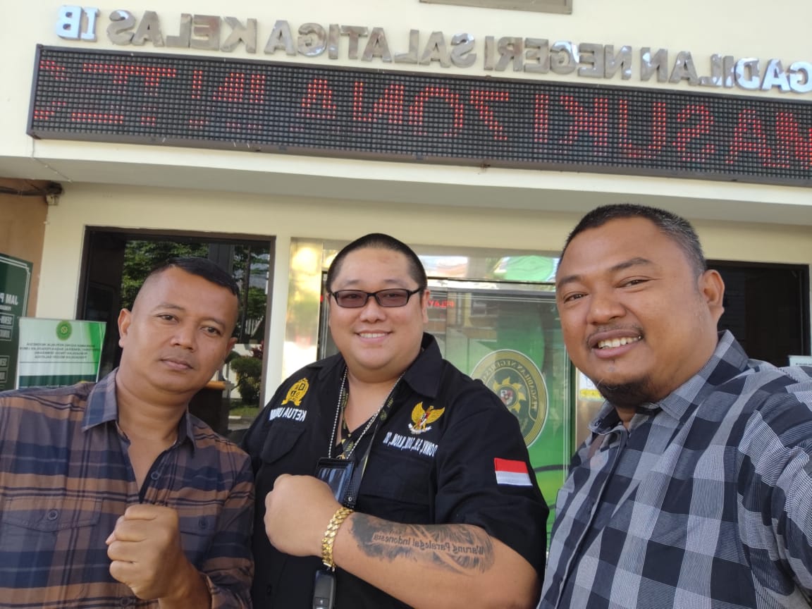 Doc. Kuasa Hukum dari FERADI WPI - Subur Jaya Lawfirm, Advokat Donny Andretti, S.H., S.Kom., M.Kom., C.Md., C.PFW. (tengah) bersama tim, berfoto di depan Pengadilan Negeri Kelas IB Salatiga usai memenangkan perkara Gugatan Sederhana No. 5/Pdt.G.S./2025/PN Slt, Senin, 28/4/2025. (Foto Dokumentasi: FERADI WPI Official).
