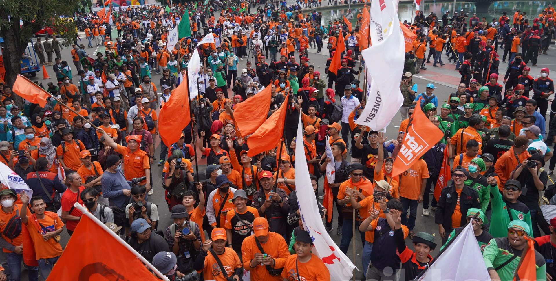 Doc. Ribuan buruh dari berbagai elemen serikat pekerja memadati kawasan Patung Kuda Arjuna Wiwaha, Jakarta Pusat, dalam peringatan Hari Buruh Internasional (May Day), Rabu (1/5/2025). Massa buruh menyuarakan berbagai tuntutan, termasuk upah layak, jaminan kerja, dan pengesahan RUU PPRT. Aksi berlangsung tertib dengan pengamanan ketat dari aparat kepolisian. (Sumber Foto Dokumentasi: Inilah.com).