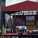 Doc. Presiden RI Prabowo Subianto menyampaikan pidato di hadapan ribuan buruh dalam peringatan Hari Buruh Internasional (May Day) di kawasan Monumen Nasional, Jakarta, Rabu (1/5/2025). Dalam acara yang digelar oleh konfederasi serikat buruh nasional tersebut, Presiden menerima langsung enam tuntutan utama buruh, termasuk desakan agar pemerintah segera membentuk dan mengumumkan Satuan Tugas Pemutusan Hubungan Kerja (Satgas PHK). (Sumber Foto Dokumentasi: VIVA.co.id).