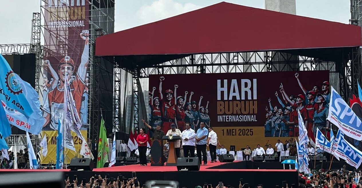 Doc. Presiden RI Prabowo Subianto menyampaikan pidato di hadapan ribuan buruh dalam peringatan Hari Buruh Internasional (May Day) di kawasan Monumen Nasional, Jakarta, Rabu (1/5/2025). Dalam acara yang digelar oleh konfederasi serikat buruh nasional tersebut, Presiden menerima langsung enam tuntutan utama buruh, termasuk desakan agar pemerintah segera membentuk dan mengumumkan Satuan Tugas Pemutusan Hubungan Kerja (Satgas PHK). (Sumber Foto Dokumentasi: VIVA.co.id).