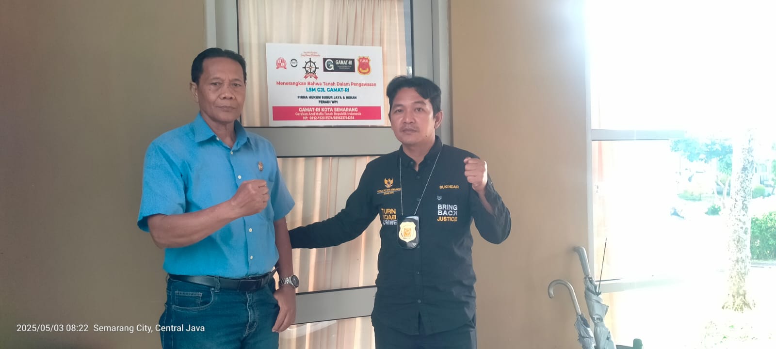 Doc. Penasehat GJL GAMAT-RI Kota Semarang, Amat Priadi, bersama Ketua PBH FERADI WPI DPC Kota Semarang, Sukindar, berfoto di depan rumah warga yang tengah dalam sengketa, usai memasang stiker peringatan bahwa rumah tersebut berada dalam pengawasan oleh LSM GJL GAMAT-RI dan PBH FERADI WPI, pada Sabtu pagi, 3 Mei 2025 di kawasan BSB Mijen, Kota Semarang. (Foto Dokumentasi: SKD).