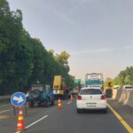 Doc. Beberapa kendaraan mengantre, menunjukkan perlambatan arus akibat pekerjaan jalan di sekitar area tersebut. (Foto Dokumentasi: Nanda).