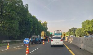Doc. Beberapa kendaraan mengantre, menunjukkan perlambatan arus akibat pekerjaan jalan di sekitar area tersebut. (Foto Dokumentasi: Nanda).