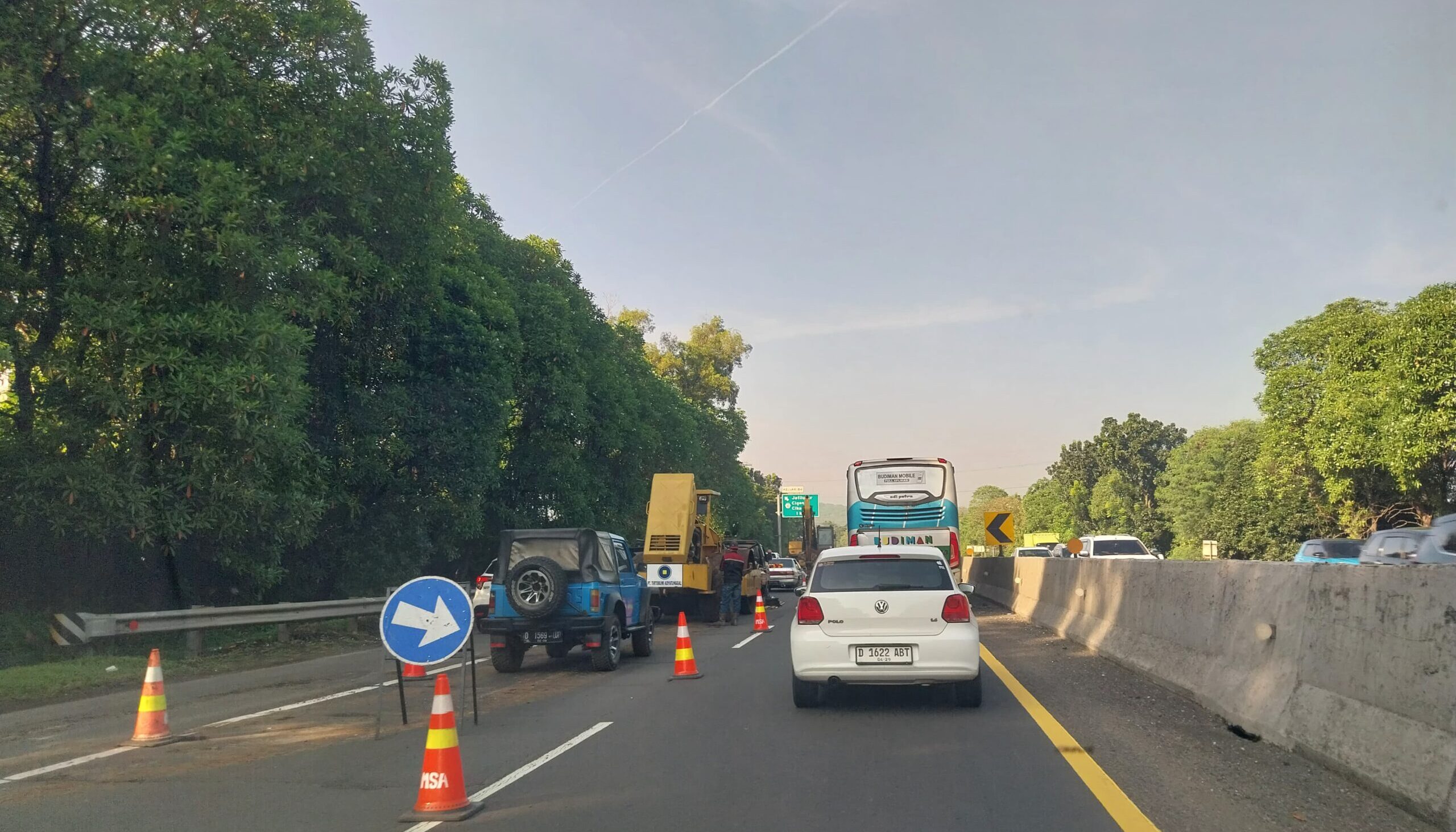 Doc. Beberapa kendaraan mengantre, menunjukkan perlambatan arus akibat pekerjaan jalan di sekitar area tersebut. (Foto Dokumentasi: Nanda).