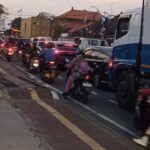 Doc. Kemacetan panjang terlihat di ruas Jalan Teuku Umar, Denpasar, Bali pada Senin (5/5/2025) menjelang petang. Antrean kendaraan didominasi oleh sepeda motor dan mobil pribadi yang hampir tidak bergerak di kedua arah. (Foto Dokumentasi: Umbu Arfin).