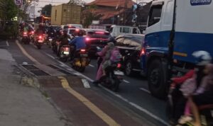 Doc. Kemacetan panjang terlihat di ruas Jalan Teuku Umar, Denpasar, Bali pada Senin (5/5/2025) menjelang petang. Antrean kendaraan didominasi oleh sepeda motor dan mobil pribadi yang hampir tidak bergerak di kedua arah. (Foto Dokumentasi: Umbu Arfin).