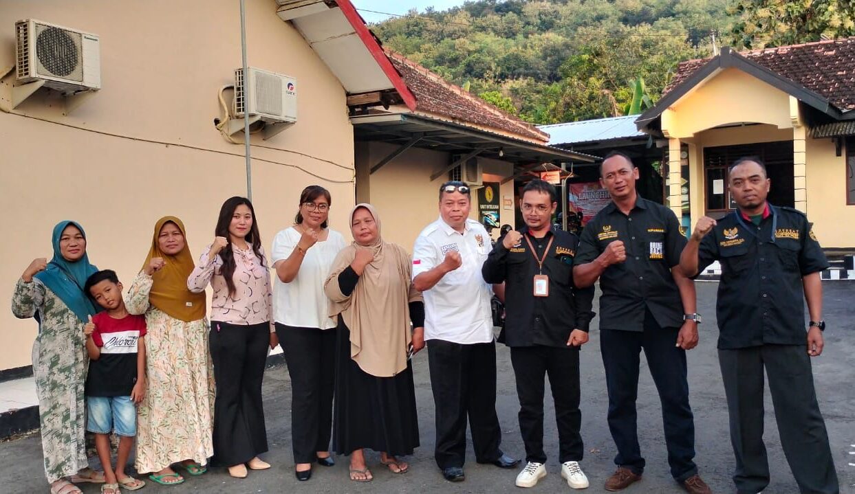 Doc. Tim Advokat FERADI WPI bersama dua warga Kecamatan Sukolilo yang didampingi dalam proses klarifikasi di Polsek Sukolilo, Kabupaten Pati, pada Senin (6/5/2025). Pendampingan ini merupakan bagian dari layanan bantuan hukum profesional yang diberikan secara langsung kepada masyarakat. (Foto Dokuemntasi: FRERADI WPI DPC Kabupaten Pati).