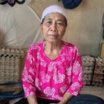 Doc. Hawasiah (78), warga Desa Banyupoh, Kecamatan Gerokgak, Kabupaten Buleleng, Bali, duduk di kediamannya saat menceritakan dugaan penipuan dan penggelapan yang telah ia laporkan sejak tahun 2014. (Foto Dokumentasi: Gita).
