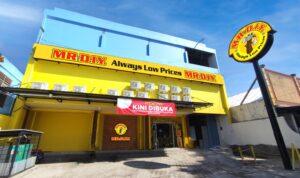 Doc. Salah satu gerai MR. DIY di Banyuwangi. Gerai ini menjadi sorotan dalam permohonan hearing oleh Sekber Ormas dan LSM Peduli Pembangunan terkait dugaan belum terpenuhinya izin operasional. (Foto Dokumentasi: Ari Bagus. P).