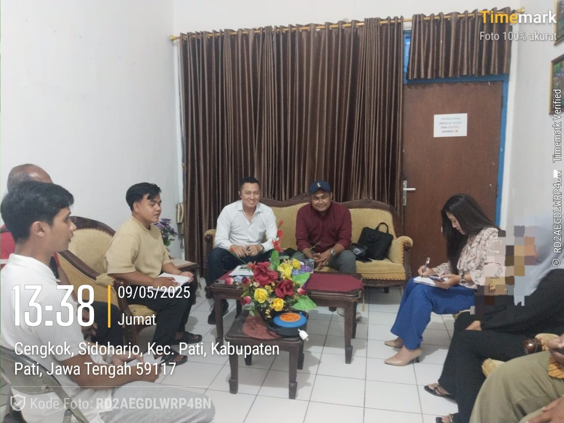 Doc. Sejumlah tim advokat dari FERADI WPI dan LBH Brajamusti Nusantara tengah melakukan pendampingan dan konsolidasi bersama keluarga korban dugaan pelecehan seksual anak di bawah umur. Hadir dalam pertemuan tersebut, antara lain Adv. M. Refky Jandy, S.H., M.Kn., dan beberapa anggota tim hukum serta wartawan yang tergabung dalam jaringan advokasi korban. Pertemuan ini bertujuan menyamakan langkah hukum, psikologis, serta strategi pendampingan terhadap korban berinisial D.S. (Foto Dokumentasi: FERADI WPI Official).