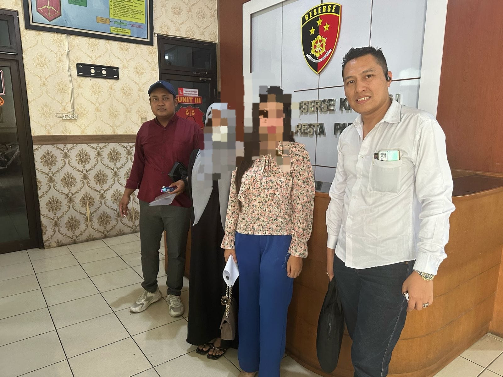 Doc. Tim advokasi hukum dari FERADI WPI dan LBH Brajamusti Nusantara mendampingi korban dan keluarganya dalam proses pelaporan lanjutan dugaan tindak pidana pelecehan seksual terhadap anak di bawah umur. Terlihat dalam gambar, Adv. M. Refky Jandy, S.H., M.Kn. dan anggota tim lainnya bersama korban dan keluarga saat berada di ruang Unit Reskrim Polresta Pati. Pendampingan ini merupakan bagian dari komitmen organisasi dalam memastikan perlindungan hukum maksimal bagi korban. (Foto Dokumentasi: FERADI WPI Official).