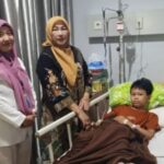 Doc. Arief Ripa’i tampak terbaring di tempat tidur rumah sakit usai menjalani operasi penyangkokan tulang. Foto ini diambil di ruang perawatan RS Permata Kuningan, memperlihatkan kondisi Arief yang mulai berangsur pulih. (Foto Dokumentasi: Moh. Ismail).