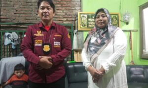 Dok. Ketua FERADI WPI DPC Kota Semarang, Sukindar (kiri), bersama Ibu Sunarti (kanan) usai pertemuan mediasi terkait sengketa tanah di kediaman Bapak Sukir, Semarang, Sabtu (10/5/2025). (Dok. FERADI WPI Official).