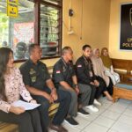 Doc. Tim Advokat FERADI WPI DPC Pati bersama klien, Hartatik dan Kusmiyati, saat berada di ruang tunggu Unit Reskrim Polsek Sukolilo, Pati, dalam rangka pendampingan hukum atas laporan dugaan pencemaran nama baik, Senin (12/05/2025). (Foto Dokumentasi: FERADI WPI Official).