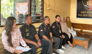 Doc. Tim Advokat FERADI WPI DPC Pati bersama klien, Hartatik dan Kusmiyati, saat berada di ruang tunggu Unit Reskrim Polsek Sukolilo, Pati, dalam rangka pendampingan hukum atas laporan dugaan pencemaran nama baik, Senin (12/05/2025). (Foto Dokumentasi: FERADI WPI Official).