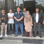 Doc. Ketua Tim Penanganan Dana Nasabah KSPPS Dinar Mulia, Advokat Donny Andretti, S.H., S.Kom., M.Kom., C.Md., C.PFW. (tengah), bersama jajaran tim hukum dan pendukung dari berbagai organisasi, berfoto di depan kantor posko pengaduan nasabah, usai pertemuan koordinasi. Pertemuan ini membahas strategi pemulihan koperasi dan langkah-langkah penyelesaian dana nasabah secara bertahap dan profesional. (Foto Dokumentasi: FERADI WPI Official).