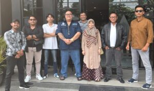 Doc. Ketua Tim Penanganan Dana Nasabah KSPPS Dinar Mulia, Advokat Donny Andretti, S.H., S.Kom., M.Kom., C.Md., C.PFW. (tengah), bersama jajaran tim hukum dan pendukung dari berbagai organisasi, berfoto di depan kantor posko pengaduan nasabah, usai pertemuan koordinasi. Pertemuan ini membahas strategi pemulihan koperasi dan langkah-langkah penyelesaian dana nasabah secara bertahap dan profesional. (Foto Dokumentasi: FERADI WPI Official).