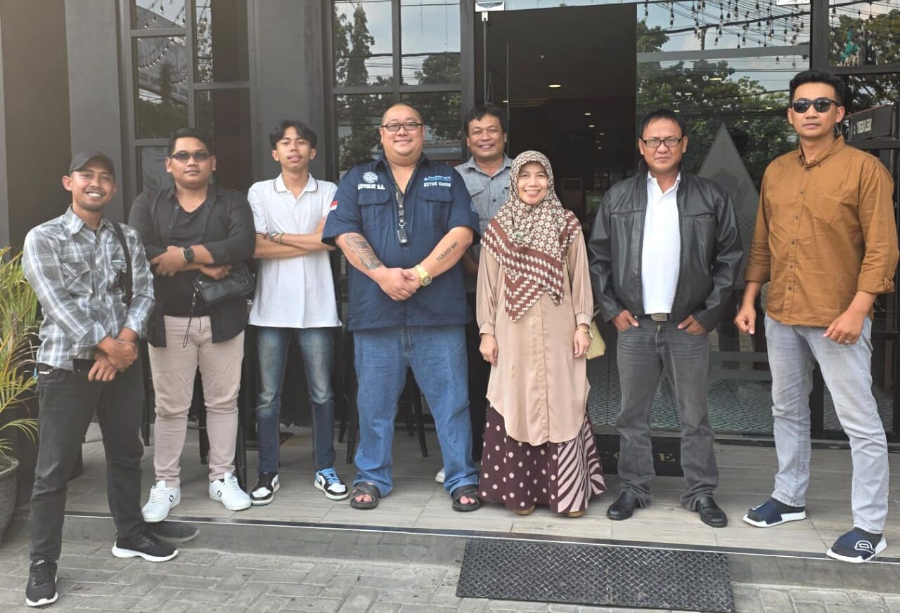 Doc. Ketua Tim Penanganan Dana Nasabah KSPPS Dinar Mulia, Advokat Donny Andretti, S.H., S.Kom., M.Kom., C.Md., C.PFW. (tengah), bersama jajaran tim hukum dan pendukung dari berbagai organisasi, berfoto di depan kantor posko pengaduan nasabah, usai pertemuan koordinasi. Pertemuan ini membahas strategi pemulihan koperasi dan langkah-langkah penyelesaian dana nasabah secara bertahap dan profesional. (Foto Dokumentasi: FERADI WPI Official).