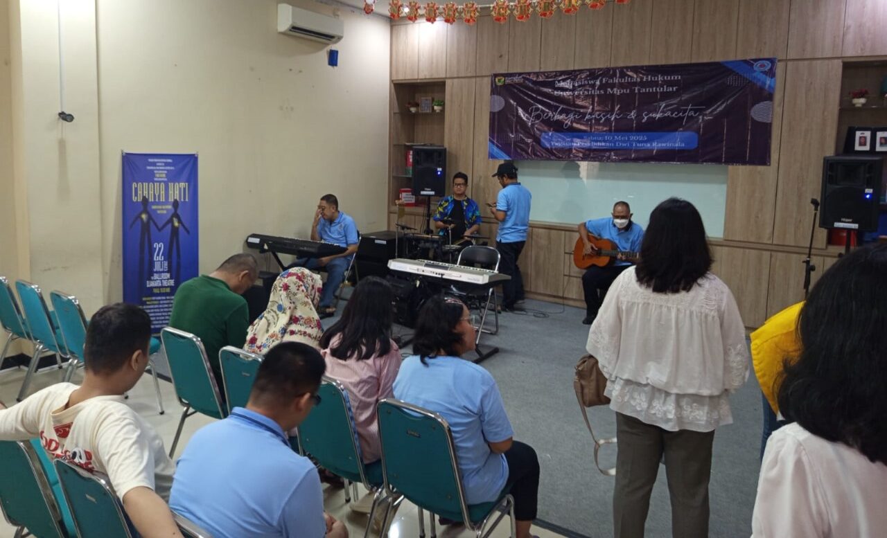 Doc. Suasana kegiatan hiburan bersama yang berlangsung di aula Yayasan Pendidikan Dwituna Rawinala, diisi dengan penampilan musik oleh penghuni dan pendamping yayasan. (Foto Dokumentasi: Eko Wahyu).