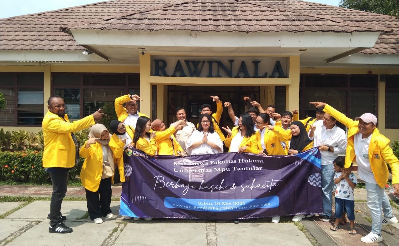 Doc. Mahasiswa dan dosen Fakultas Hukum Universitas Mpu Tantular berfoto bersama dengan pengelola Yayasan Pendidikan Dwituna Rawinala usai pelaksanaan kegiatan bakti sosial, Sabtu (10/5/2025). (Foto Dokumentasi: Eko Wahyu).