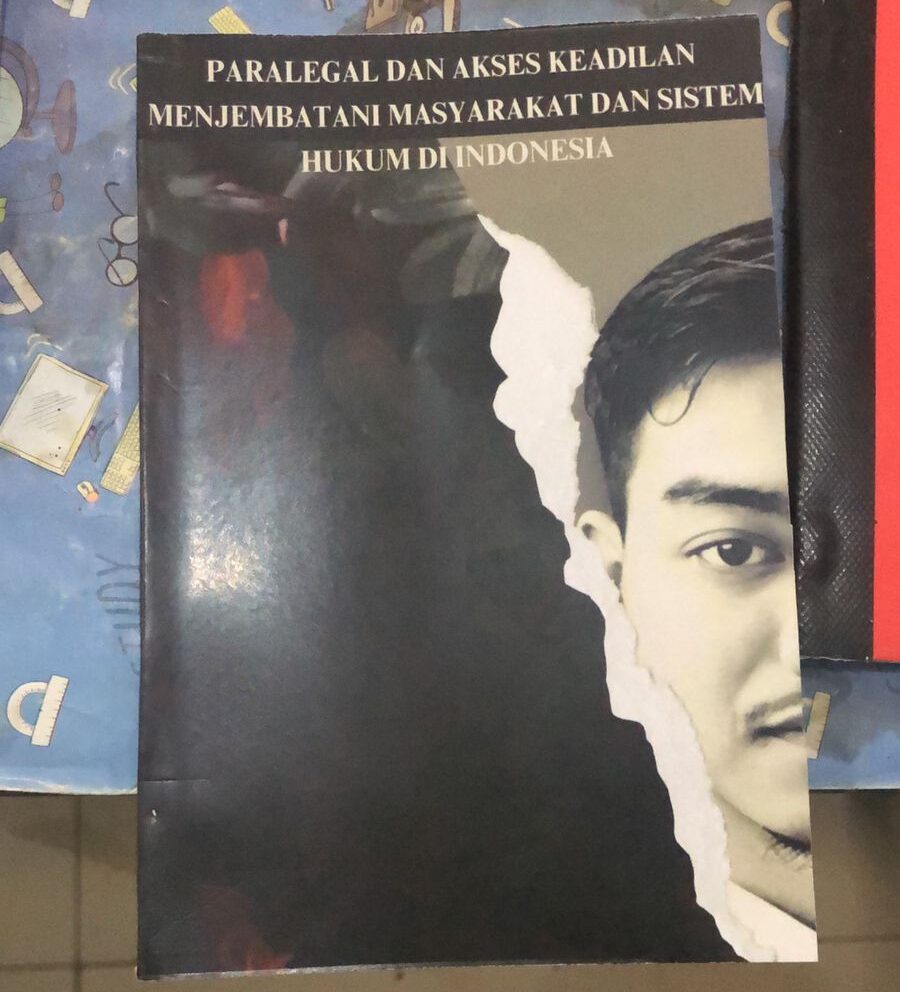 Doc. Sampul buku "Paralegal dan Akses Keadilan: Menjembatani Masyarakat dan Sistem Hukum di Indonesia" karya Mahesa Dhio Syahputra. Buku ini diterbitkan secara perorangan pada tahun 2025 dan membahas peran strategis paralegal dalam memperluas akses keadilan bagi masyarakat, khususnya kelompok rentan. (Foto Dokumentasi: Mahesa Dhio Syahputra).
