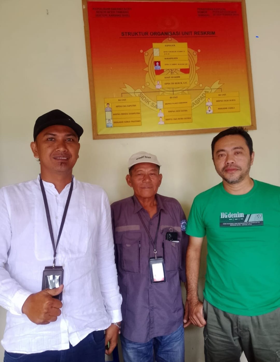 Doc. Kuasa Hukum dari FERADI WPI, G. Limbong, bersama perwakilan masyarakat dan pihak terkait usai pertemuan dengan Unit Reskrim Polsek Karang Baru, Aceh Tamiang, dalam rangka mendorong proses restorative justice pada Senin, 13 Mei 2025. Pertemuan berlangsung di ruang Reskrim Polsek Karang Baru yang dihadiri secara tertutup untuk menjaga etika proses hukum yang sedang berjalan. (Foto Dokumentasi: FERADI WPI Official).