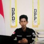 Doc. Ketua DPD FERADI WPI Jawa Timur, Ari Bagus Pranata, saat berada di ruang kerjanya memberikan pernyataan terkait dukungan terhadap kebijakan Dinas Pendidikan Kabupaten Banyuwangi mengenai pelarangan wisuda dan kelulusan siswa yang dikaitkan dengan pungutan liar. (Foto Dokumentasi: Ari).