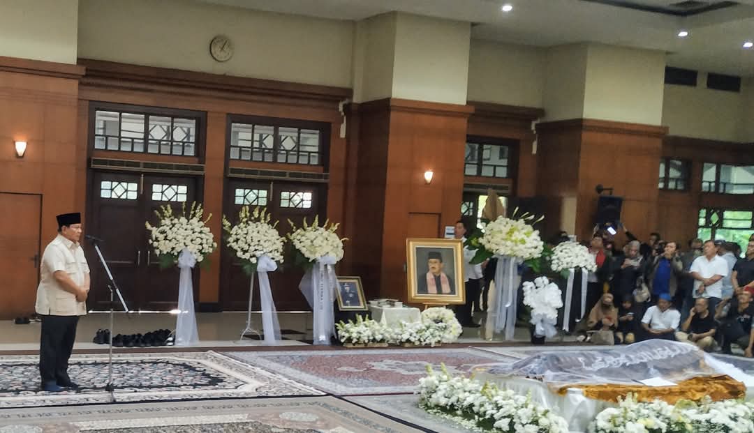 Doc. Presiden RI H. Prabowo Subianto menyampaikan pidato pelepasan secara langsung di hadapan jenazah almarhum H. Eddie M. Nalapraya. Dalam pidatonya, Presiden mengenang hubungan panjangnya sejak tahun 1980 dengan almarhum dan menyebutnya sebagai "pejuang dan patriot sejati yang cinta tanah air." Suasana haru menyelimuti para pelayat yang hadir dalam prosesi tersebut. (Foto Dokumentasi: NR – kawanjarinews.com).