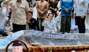 Doc. Presiden RI, H. Prabowo Subianto memberikan penghormatan terakhir kepada almarhum H. Eddie M. Nalapraya di rumah duka. Dalam kesempatan tersebut, Presiden menyampaikan rasa duka mendalam dan mengenang sosok almarhum sebagai seorang patriot sejati dan tokoh pencak silat yang sangat berjasa. Prosesi penghormatan dihadiri keluarga besar, tokoh masyarakat, serta para pelayat dari berbagai kalangan. (Foto Dokumentasi: NR – kawanjarinews.com).