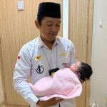 Doc. Sukindar, Ketua PBH FERADI WPI DPC Kota Semarang, tampak penuh haru saat menggendong putri keenamnya, Huriyya Kanaya Izzaty, yang baru saja lahir di Rumah Sakit Hermina Pandanaran, Semarang, pada Kamis (15/5/2025). Bayi mungil tersebut lahir dengan berat 3,2 kilogram dan panjang 48 sentimeter dalam kondisi sehat. (Foto Dokumentasi (SKD).