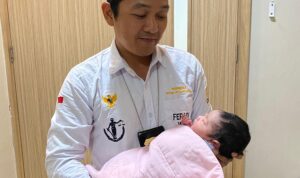 Doc. Sukindar, Ketua PBH FERADI WPI DPC Kota Semarang, tampak penuh haru saat menggendong putri keenamnya, Huriyya Kanaya Izzaty, yang baru saja lahir di Rumah Sakit Hermina Pandanaran, Semarang, pada Kamis (15/5/2025). Bayi mungil tersebut lahir dengan berat 3,2 kilogram dan panjang 48 sentimeter dalam kondisi sehat. (Foto Dokumentasi (SKD).