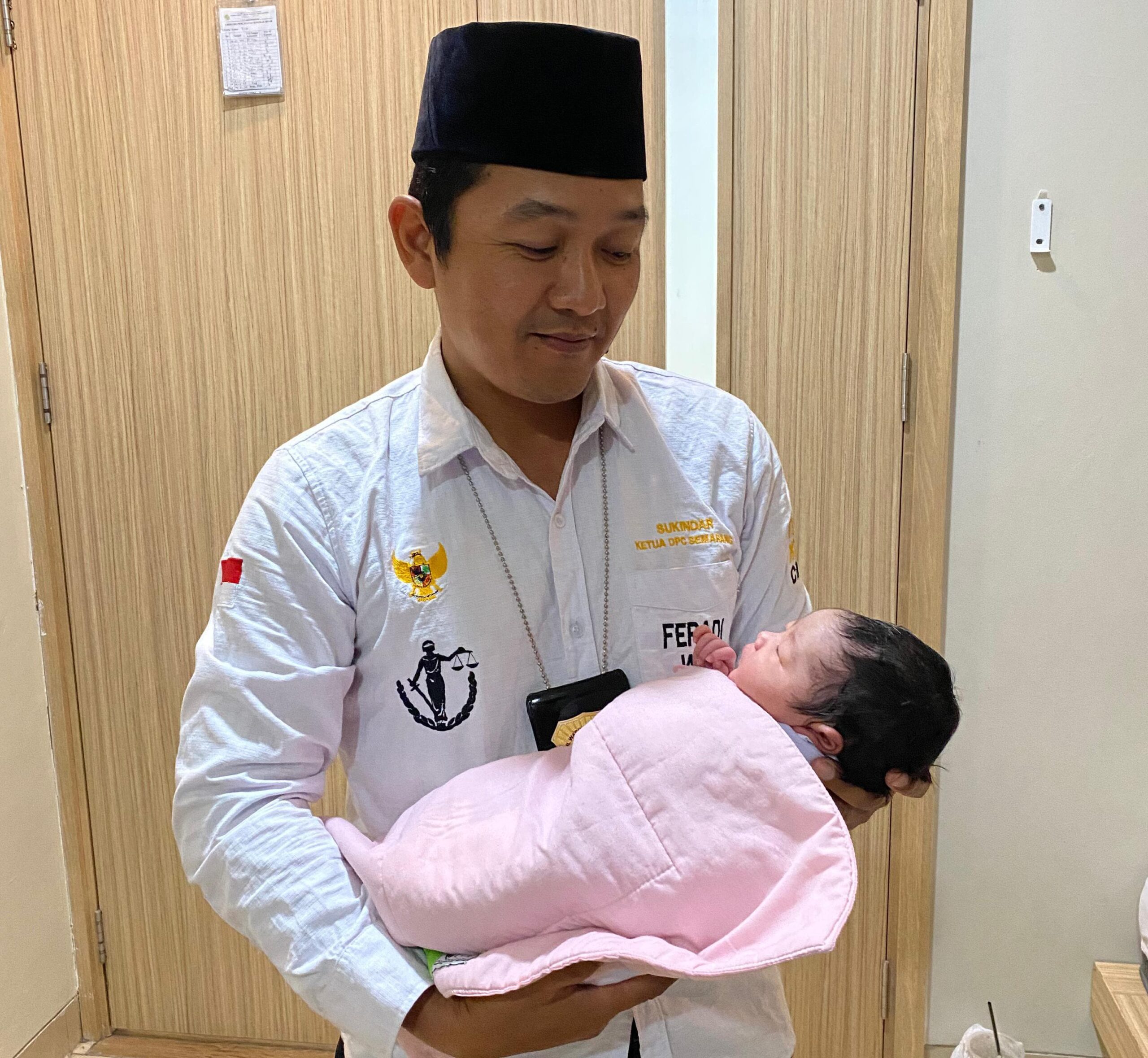 Doc. Sukindar, Ketua PBH FERADI WPI DPC Kota Semarang, tampak penuh haru saat menggendong putri keenamnya, Huriyya Kanaya Izzaty, yang baru saja lahir di Rumah Sakit Hermina Pandanaran, Semarang, pada Kamis (15/5/2025). Bayi mungil tersebut lahir dengan berat 3,2 kilogram dan panjang 48 sentimeter dalam kondisi sehat. (Foto Dokumentasi (SKD).