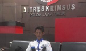 Doc. Ari Bagus Pranata, pengurus DPD FERADI WPI Jawa Timur, saat berada di ruang tunggu Direktorat Reserse Kriminal Khusus (Ditreskrimsus) Polda Jawa Timur, Jumat (16/5/2025).