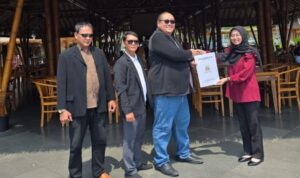 Doc. Foto penyerahan dokumen resmi, dihadiri Ketua Umum FERADI, Donny Andretti, beberapa struktur pengurus dan seorang perwakilan pihak Notaris. Foto ini menggambarkan momen simbolik serah terima dokumen. (Foto Dokumentasi: FERADI WPI Official).