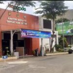 Doc. Tampak depan Kantor Bersama Samsat Kabupaten Bekasi yang berlokasi di Cikarang. Sejumlah warga tampak mulai berdatangan untuk mengurus administrasi kendaraan bermotor. (Foto Dokumentasi: Moh. Ismail).